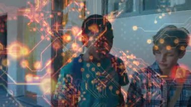 Entegre devrelerin animasyonu okulda konuşan mutlu çocuklar üzerinde. Dijital olarak oluşturulmuş teknoloji konsepti ile küresel ağ, bağlantılar, okul, eğitim ve öğrenme.