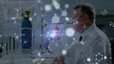 Kafkasyalı kıdemli laboratuvar çalışanı üzerindeki bağlantıların animasyonu. Bilim, tıp ve laboratuar konsepti dijital olarak üretilen video.