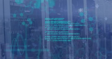 Sunucular üzerinde kimyasal formüllerin ve veri işlemenin animasyonu. Ağ, bağlantılar, veri işleme ve teknoloji konsepti dijital olarak oluşturulmuş video.