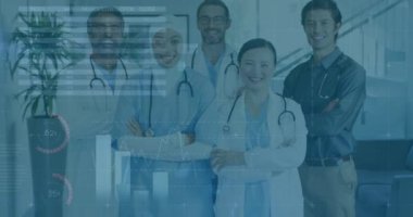 Kameraya poz veren çeşitli sağlık görevlilerinin finansal grafikleri ve verilerinin canlandırılması. sağlık, tıp mesleği, ekonomi, finans ve teknoloji konsepti dijital olarak oluşturulmuş video.