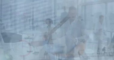 Çeşitli iş adamları üzerinde çalışan veri işleme animasyonu. Küresel iş ve dijital arayüz kavramı dijital olarak oluşturulmuş video.