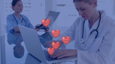 Düşen kalplerin animasyonu iki farklı kadın doktorun üzerine simgeler. Küresel tıp, teknoloji, veri işleme ve dijital arayüz kavramı dijital olarak oluşturulmuş video.