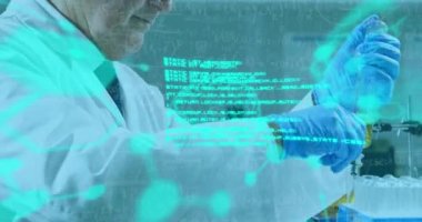Bilimsel verilerin animasyonu Kafkas erkek laboratuvar çalışanının elinde numuneyle birlikte. sağlık, tıp, bilim ve teknoloji konsepti dijital olarak oluşturulmuş video.