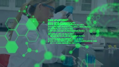 Laboratuvarda üç beyaz bilim adamının bilimsel veri işleme animasyonu. küresel bilim, bağlantılar, veri işleme ve dijital arayüz kavramı dijital olarak oluşturulmuş video.