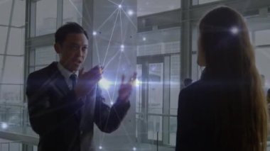 Dünya 'nın animasyonu ve çeşitli iş adamları arasında bağlantılar. küresel iş, bağlantılar, ağ oluşturma, dijital arayüz ve dijital olarak oluşturulmuş video işleme kavramı.
