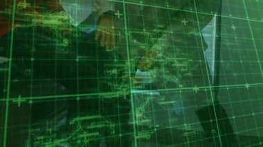 Üst düzey hastayla erkek doktor arasındaki veri işleme animasyonu. Üst düzey sağlık hizmeti konsepti dijital olarak oluşturulmuş video.