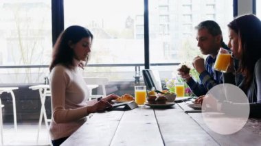 Çeşitli iş adamları üzerine düşen kalbin animasyonu. Küresel iş, finans, veri işleme ve dijital arayüz kavramı dijital olarak oluşturulmuş video.