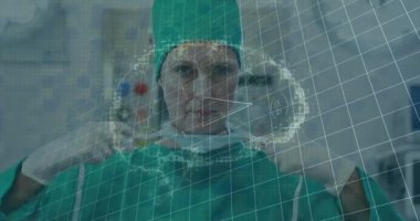 Kafkas kadın cerrahının yüz maskesi takarak beyin dönüşümünün animasyonu. sağlık, tıp, bilim ve teknoloji konsepti dijital olarak oluşturulmuş video.