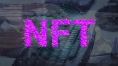 Klavye kullanan kişi üzerindeki nft metnin canlandırması. Dijital olarak oluşturulmuş küresel bağlantılar, veri işleme ve dijital arayüz kavramı.