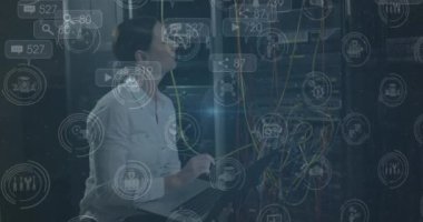 Kafkas kadın sunucu oda çalışanı üzerine düşen ikonların animasyonu. Bulut hesaplama kavramı dijital olarak oluşturulmuş video konsepti.