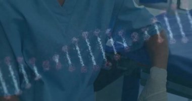 Yüz maskesi takmış beyaz kadın cerrah üzerinde dönen DNA animasyonu. sağlık, tıp, bilim ve teknoloji konsepti dijital olarak oluşturulmuş video.