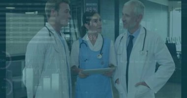 Finansal grafiklerin ve çeşitli sağlık görevlilerinin konuşmalarının animasyonu. sağlık, tıp mesleği, ekonomi, finans ve teknoloji konsepti dijital olarak oluşturulmuş video.