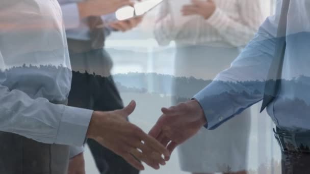 Animation Diverse Businessmen Shaking Hands Landscape Global Business Communication Concept — Vídeo de Stock