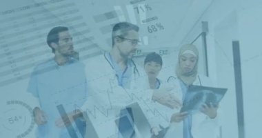 Finansal grafiklerin ve çeşitli doktorların röntgen fotoğraflı verilerinin animasyonu. sağlık, tıp mesleği, ekonomi, finans ve teknoloji konsepti dijital olarak oluşturulmuş video.