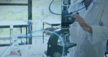 Laboratuvar üzerinden veri işleme ile dijital arayüzün animasyonu. Küresel bilim, bağlantılar, veri işleme ve dijital arayüz kavramı dijital olarak oluşturulmuş video.