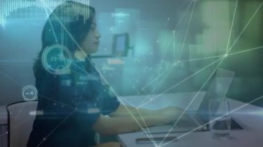 Ofiste dizüstü bilgisayar kullanan melez bir iş kadınıyla ilgili bağlantılar ve veri işleme ağı. Küresel ağ ve iş teknolojisi kavramı