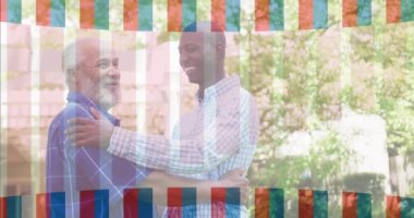 Bağımsızlık Günü mesajlaşması. Birbirlerine sarılan iki kıdemli adama karşı. Amerika 'nın bağımsızlık kutlamaları ve vatanseverlik kavramı