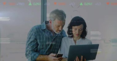 Kafkas kadın ve erkek iş arkadaşları üzerinde çeşitli verilerle dijital ekranın animasyonu. İş, ağ, web geliştirme ve dijital olarak oluşturulmuş video işleme kavramı.