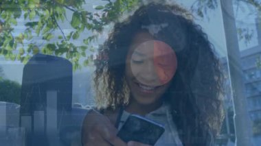 Akıllı telefon kullanan melez kadınların veri işleme animasyonları. Dijital olarak oluşturulmuş küresel bağlantılar, finans, veri işleme ve dijital arayüz kavramı.