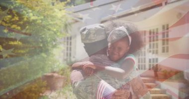 Amerikan bayrağı, kızı üniformalı Afro-Amerikan askeriyle örtüşüyor. Amerika 'nın bağımsızlık kutlamaları ve vatanseverlik kavramı