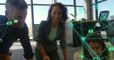 Ofisteki farklı iş adamlarının simgeleriyle bağlantı ağının animasyonu. global ağ, bağlantılar, iş ve teknoloji konsepti dijital olarak oluşturulmuş video.