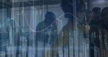 Ofisteki çeşitli iş adamlarıyla ilgili finansal verilerin ve grafiklerin animasyonu. Maliye, ekonomi ve iş konsepti dijital olarak oluşturulmuş video.