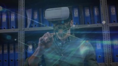 VR kulaklık takan beyaz bir adam üzerindeki bağlantı ağının animasyonu. Ağ, bağlantılar, iletişim ve teknoloji konsepti dijital olarak oluşturulmuş video.