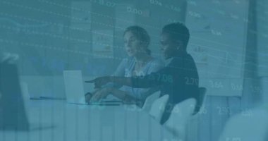 Ofisteki çeşitli kadın iş arkadaşlarıyla ilgili finansal verilerin canlandırılması. İş, finans ve ekonomi kavramı dijital olarak oluşturulmuş video.