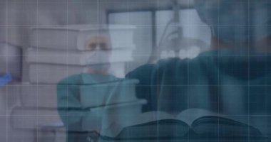 Cerrahi maske takan Kafkas kıdemli kadın cerrahın portresi üzerinde istatistiksel veri işleme. Tıbbi sağlık ve teknoloji konsepti