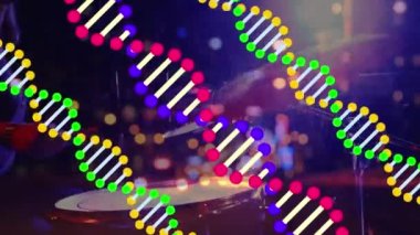 Konserde perküsyon çalan adamın üzerinde dönen DNA animasyonu. Müzik, eğlence ve gece hayatı konsepti dijital olarak oluşturulmuş video.