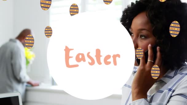 Animacja Pisanek Wielkanoc Nad Afrykańską Amerykanką Pomocą Smartfona Wiosna Wielkanoc — Wideo stockowe