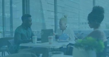 Ofisteki çeşitli iş arkadaşlarıyla ilgili finansal verilerin animasyonu. İş, finans ve ekonomi kavramı dijital olarak oluşturulmuş video.