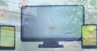 Akıllı telefonlu yaşlı beyaz adam yerine e-posta, tablet ve bilgisayar animasyonları. Ağ, iletişim ve teknoloji konsepti dijital olarak oluşturulmuş video.