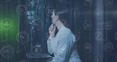 Kafkas kadın sunucu oda çalışanı üzerine düşen ikonların animasyonu. Bulut hesaplama kavramı dijital olarak oluşturulmuş video konsepti.