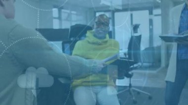 Birkaç Afro-Amerikan iş adamı üzerinde veri işleme animasyonu. Dijital olarak oluşturulmuş küresel bağlantılar, finans, veri işleme ve dijital arayüz kavramı.