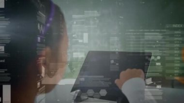 Okulda tablet kullanan Asyalı kızın grafiklerinin ve verilerinin animasyonu. Okul, eğitim ve finans kavramı dijital olarak oluşturulmuş video.