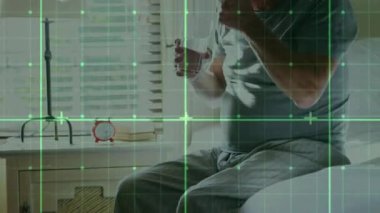 Yaşlıların ilaç alması üzerine dijital veri işleme animasyonu. Üst düzey sağlık hizmeti konsepti dijital olarak oluşturulmuş video.