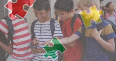 Okulda akıllı telefon kullanan bir grup çocuğa karşı yapboz ve insan kafası ikonu. Otizm ve okul eğitimi kavramı