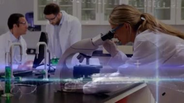 Çeşitli bilim adamları üzerinde dijital veri işleme animasyonu. Küresel bilim, bağlantılar, veri işleme ve dijital arayüz kavramı dijital olarak oluşturulmuş video.