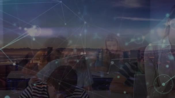 Анімація Мережі Язків Над Кавказькою Вчителькою Жінкою Ноутбуком Міським Пейзажем — стокове відео