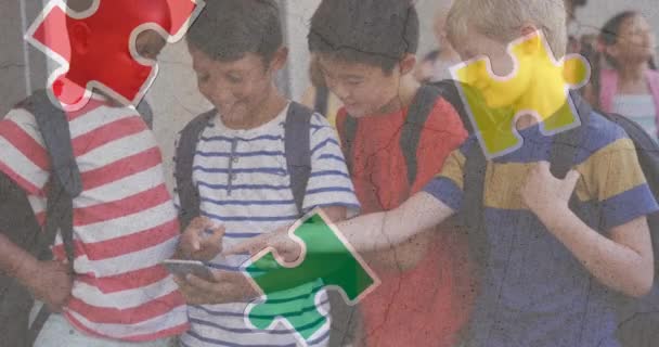 Jigsaw Puzzle Human Head Icon Diverse Group Boys Using Smartphone — Αρχείο Βίντεο