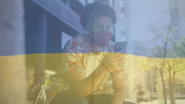 Animation Flag Ukraine Biracial Man Using Smartphone Health Covid Pandemic — 图库视频影像
