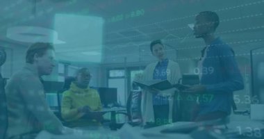 Ofisteki çeşitli iş arkadaşlarıyla ilgili finansal verilerin animasyonu. İş, finans ve ekonomi kavramı dijital olarak oluşturulmuş video.