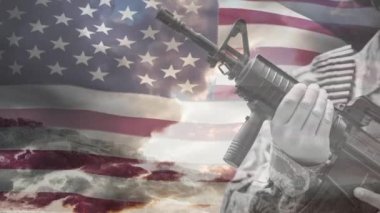 Amerikan bayrağı ve bulutlu gökyüzü üzerinde silah tutan bir askerin animasyonu. Amerikan vatanseverliği, bağımsızlık ve silahlı kuvvetler konsepti dijital olarak oluşturulmuş video.