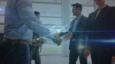Dünya 'nın animasyonu ve çeşitli iş adamlarının el sıkışması. küresel iş, bağlantılar, ağ oluşturma, dijital arayüz ve dijital olarak oluşturulmuş video işleme kavramı.