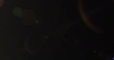 Siyah arka planda parlayan ışıklar ve noktaların canlandırması. Işık ve hareket kavramı dijital olarak oluşturulmuş video.