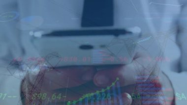 Akıllı telefon kullanan kişi üzerinde veri işleme animasyonu. Dijital olarak oluşturulmuş küresel bağlantılar, finans, veri işleme ve dijital arayüz kavramı.