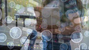 Liseli kız üzerinden bağlantı ağının animasyonu. Okul, eğitim ve öğrenim konsepti dijital olarak oluşturulmuş video.