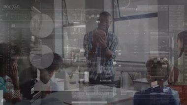 Afro-Amerikan erkek öğretmen ve çeşitli öğrenci sınıfının grafiklerinin ve verilerinin animasyonu. Okul, eğitim ve finans kavramı dijital olarak oluşturulmuş video.