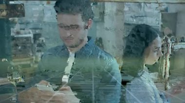 Kafkas çifti üzerinden akıllı telefon kullanarak veri işleme animasyonu. Dijital olarak oluşturulmuş küresel bağlantılar, finans, veri işleme ve dijital arayüz kavramı.